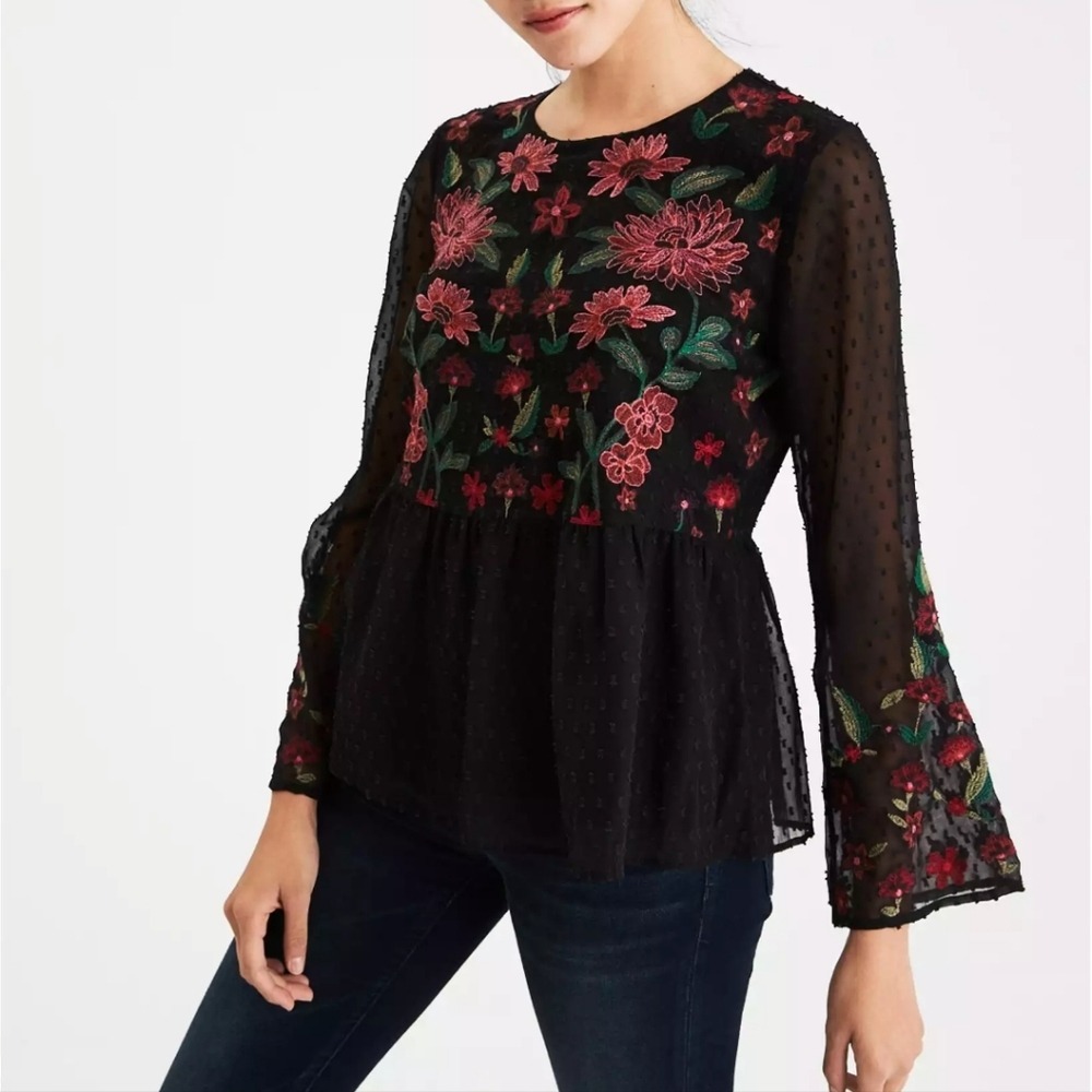 AEO American Eagle Black Embroidered Floral Peplum Top Size Womans Medium